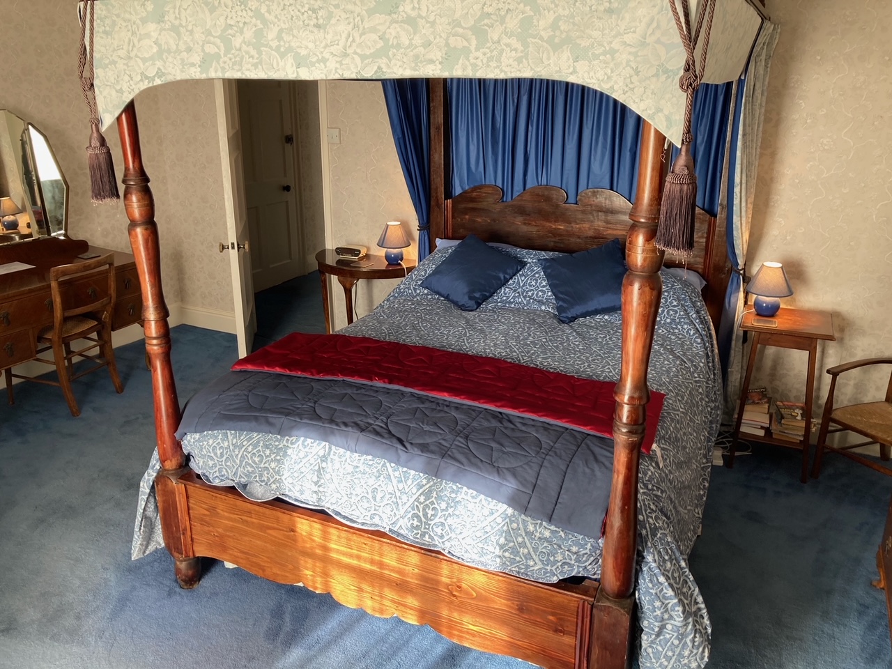 four poster bed