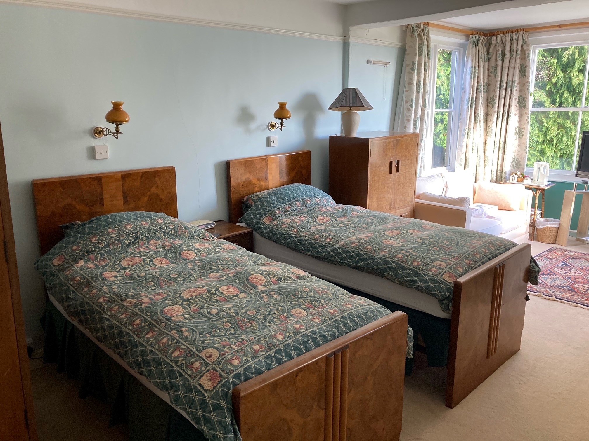 twin bed room